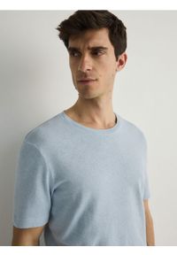 Reserved - T-shirt regular fit z lnem - jasnoniebieski. Kolor: niebieski. Materiał: len #1