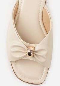 Born2be - Beżowe Płaskie Klapki z Metaliczną Aplikacją na Marszczonym Pasku Lilaya. Okazja: na co dzień. Kolor: beżowy. Materiał: len. Wzór: aplikacja. Styl: casual, elegancki #8