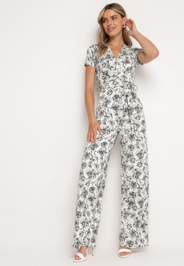 Born2be - Biało-Czarny Kombinezon w Kwiaty z Krótkim Rękawem i Dekoltem w Serek z Długimi Nogawkami Nestaanne. Okazja: na co dzień. Kolor: biały. Materiał: jeans. Długość rękawa: krótki rękaw. Długość: krótkie. Wzór: kwiaty. Styl: wizytowy, casual, elegancki