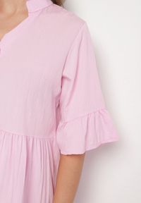 Born2be - Różowa Sukienka Rozkloszowana z Wiskozą Ozdobiona Falbanami Eviriane. Okazja: na co dzień. Typ kołnierza: dekolt w serek. Kolor: różowy. Materiał: wiskoza. Wzór: aplikacja. Typ sukienki: proste. Styl: casual #5