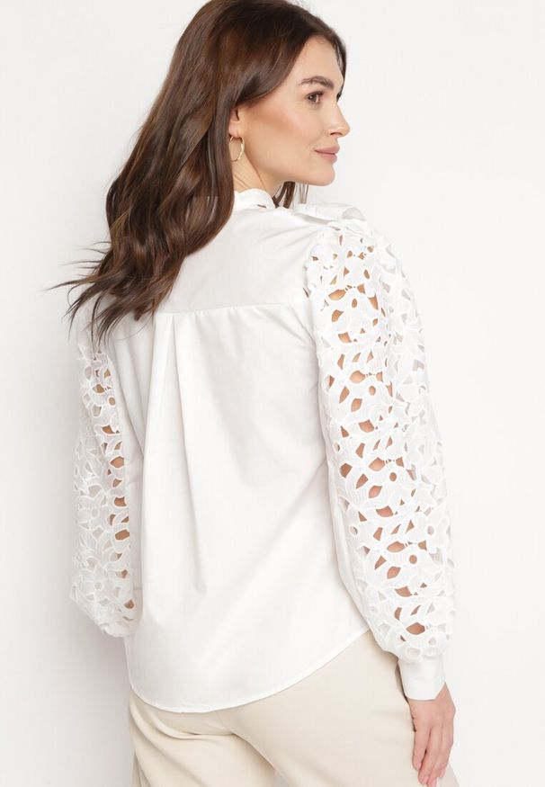 Born2be - Biała Koszula z Falbanką i Ażurowymi Rękawami Phaelin. Okazja: na co dzień. Typ kołnierza: kołnierzyk stójkowy. Kolor: biały. Materiał: materiał, tkanina. Długość: długie. Wzór: ażurowy. Sezon: lato. Styl: klasyczny, casual