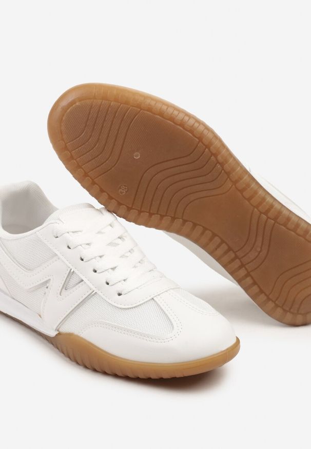 Renee - Białe Sneakersy Klasyczne Tenisówki Istia. Okazja: na co dzień. Kolor: biały. Materiał: jeans. Wzór: aplikacja. Obcas: na obcasie. Wysokość obcasa: niski