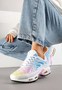 Renee - Biało-Niebieskie Buty Sportowe Sneakersy z Geometrycznym Tłoczeniem Vulinea. Okazja: na co dzień, na spacer. Zapięcie: sznurówki. Kolor: biały. Materiał: jeans. Wzór: geometria. Obcas: na platformie. Sport: turystyka piesza