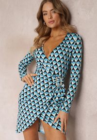Renee - Niebieska Kopertowa Sukienka Mini w Mozaikowy Wzór Jalilah. Kolor: niebieski. Typ sukienki: kopertowe. Długość: mini #4