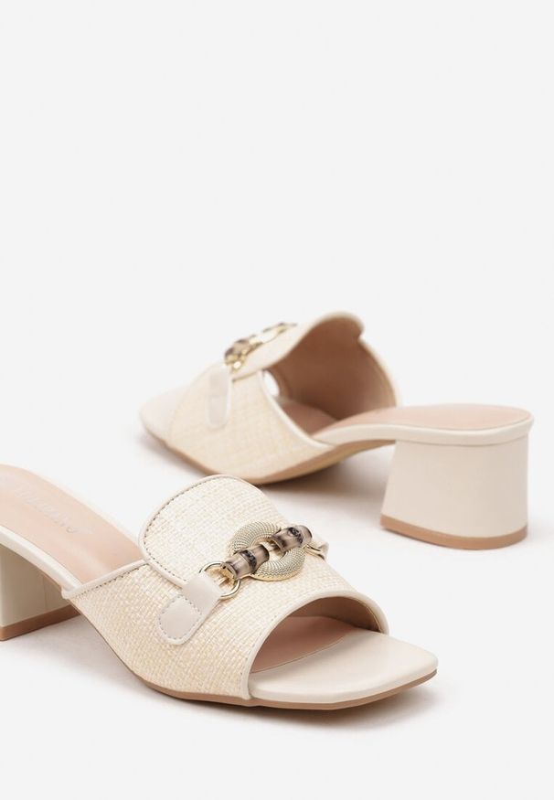 Renee - Beżowe Klapki na Obcasie ze Wstawką z Plecionki i Elegancką Aplikacją Leandrae. Okazja: na co dzień. Kolor: beżowy. Materiał: jeans. Wzór: aplikacja. Obcas: na obcasie. Styl: elegancki. Wysokość obcasa: średni