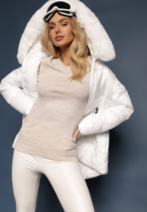 Renee - Jasnobeżowy Sweter w Klasycznym Stylu z Dekoltem w Serek Feliriel. Okazja: na co dzień. Typ kołnierza: dekolt w serek. Kolor: beżowy. Materiał: jeans. Wzór: aplikacja. Styl: klasyczny