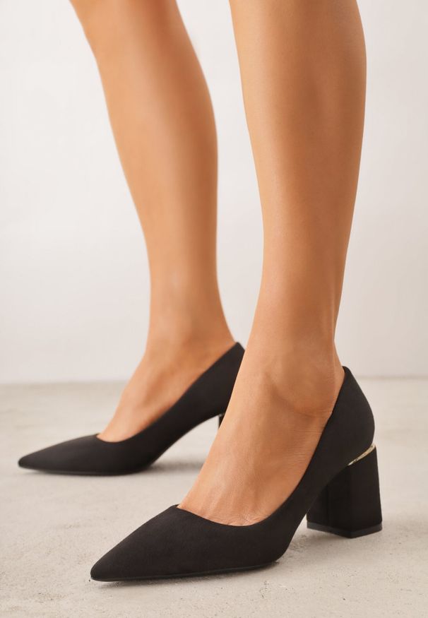 Born2be - Czarne Czółenka na Słupku z Metaliczną Wstawką Grendella. Kolor: czarny. Obcas: na słupku. Styl: klasyczny. Wysokość obcasa: średni