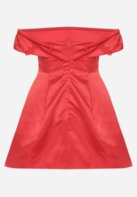 Born2be - Czerwona Satynowa Sukienka Hiszpanka Vices z Kwiatowymi Aplikacjami Fennalisa. Okazja: na ślub cywilny, na wesele, na imprezę. Typ kołnierza: dekolt hiszpanka. Kolor: czerwony. Materiał: satyna. Wzór: aplikacja, kwiaty. Sezon: lato #3