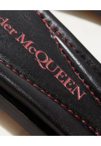 Alexander McQueen - ALEXANDER MCQUEEN - Czarne klapki z logo. Kolor: czarny. Materiał: materiał. Wzór: aplikacja. Sezon: lato. Styl: klasyczny #3