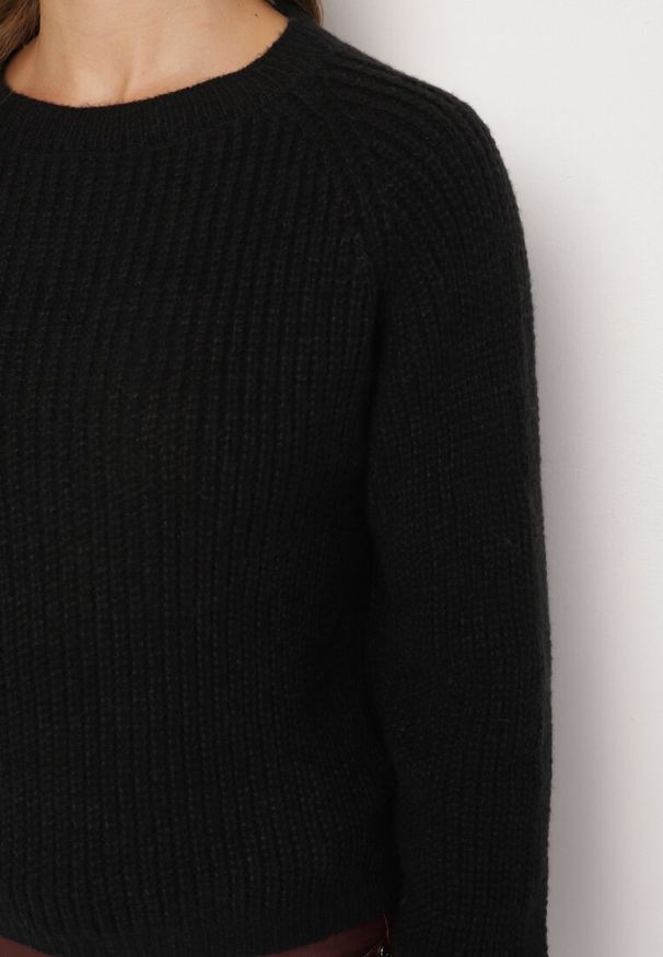 Born2be - Czarny Klasyczny Sweter o Krótszym Kroju Zinoraya. Okazja: na co dzień. Kolor: czarny. Materiał: jeans, bawełna. Długość rękawa: długi rękaw. Długość: krótkie. Sezon: zima, jesień. Styl: klasyczny