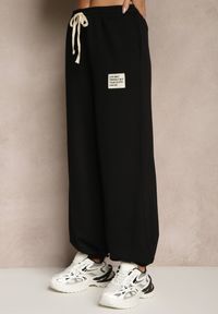 Renee - Czarny Komplet Dresowy z Wiskozą T-shirt i Joggery Zdobione Naszywkami Idareia. Kolor: czarny. Materiał: wiskoza, dresówka. Wzór: aplikacja #5