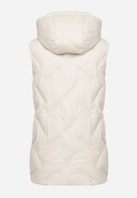 Born2be - Biała Przejściowa Kamizelka z Pikowanymi Przeszyciami i Kapturem Fesolira. Okazja: na co dzień. Kolekcja: plus size. Kolor: biały. Materiał: jeans. Styl: casual, sportowy #4