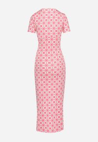 Born2be - Różowa Dopasowana Sukienka Koktajlowa Ozdobiona Marszczeniem Saarias. Okazja: na imprezę, na co dzień. Typ kołnierza: dekolt w kształcie V. Kolor: różowy. Materiał: jeans, materiał. Długość rękawa: krótki rękaw. Wzór: aplikacja. Styl: wizytowy #6