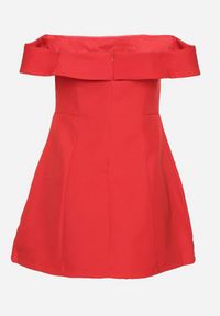 Born2be - Czerwona Taliowana Sukienka z Dekoltem Bandeau z Zakładką Zelzemis. Kolor: czerwony. Styl: elegancki, klasyczny #3