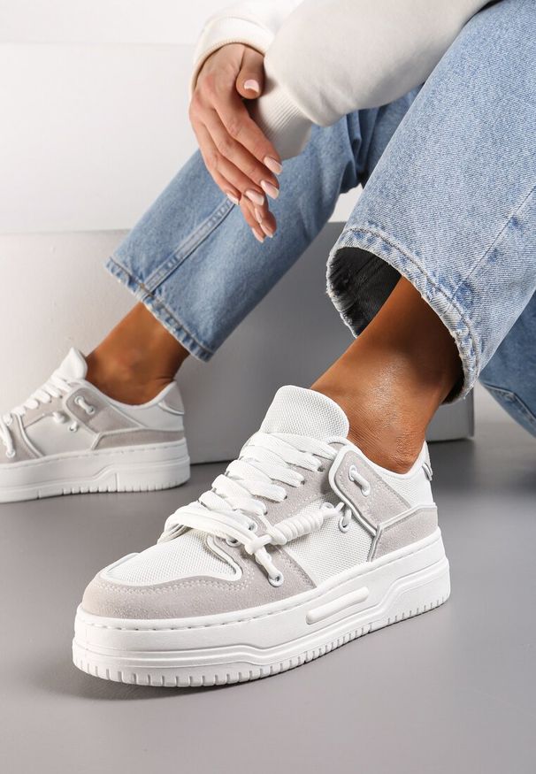 Renee - Białe Sneakersy na Platformie z Ozdobnymi Sznurówkami Aqara. Kolor: biały. Obcas: na platformie