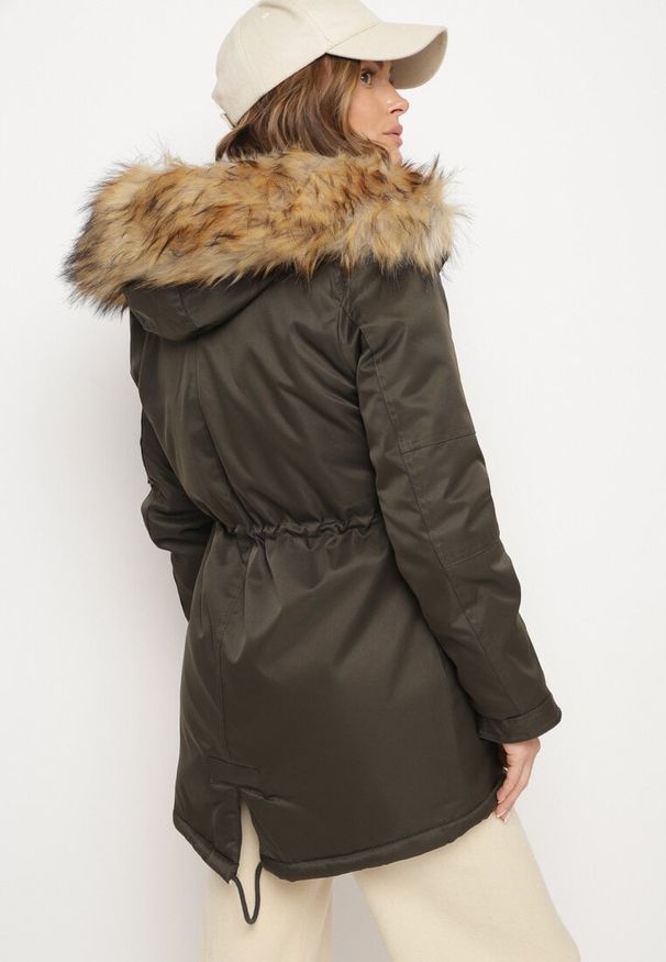 Born2be - Zielono-Beżowa Kurtka Parka z Futerkowym Odpinanym Zdobieniem przy Kapturze Inellae. Okazja: na co dzień. Kolor: zielony. Materiał: dzianina, jeans, futro. Wzór: aplikacja. Styl: klasyczny, casual, elegancki