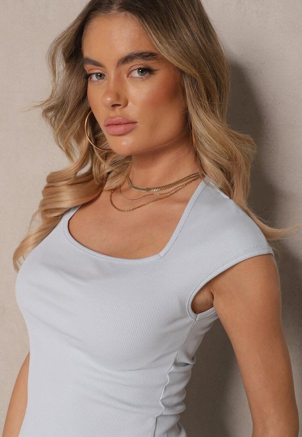 Renee - Niebieski T-shirt z Wiskozą o Dopasowanym Kroju z Kwadratowym Dekoltem Alathia. Typ kołnierza: dekolt kwadratowy. Kolor: niebieski. Materiał: wiskoza. Styl: elegancki