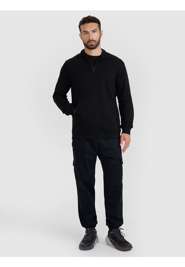 4f - 4F Bluza dresowa nierozpinana bez kaptura męska - czarna S. Okazja: na co dzień. Typ kołnierza: bez kaptura. Kolor: czarny. Materiał: dresówka. Wzór: gładki, ze splotem. Styl: casual, klasyczny