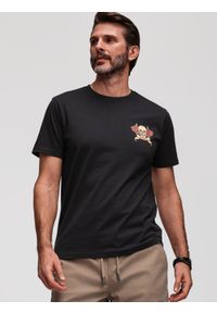 Ombre Clothing - Bawełniany męski T-shirt o kroju regular z printem w stylu vitage tattoo - czarny V2. Okazja: na co dzień. Kolor: czarny. Materiał: bawełna. Długość rękawa: krótki rękaw. Długość: krótkie. Wzór: nadruk. Styl: rockowy, casual