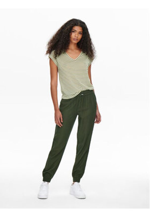 only - ONLY Spodnie dresowe 15203946 Zielony Regular Fit. Kolor: zielony. Materiał: wiskoza