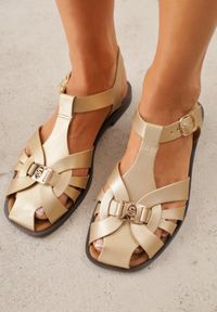 Born2be - Złote Sandały VICES z Przeplatanymi Paskami i Elegancką Aplikacją Peticea. Okazja: na co dzień. Zapięcie: pasek. Kolor: złoty. Materiał: jeans. Wzór: aplikacja. Sezon: lato. Styl: elegancki #9