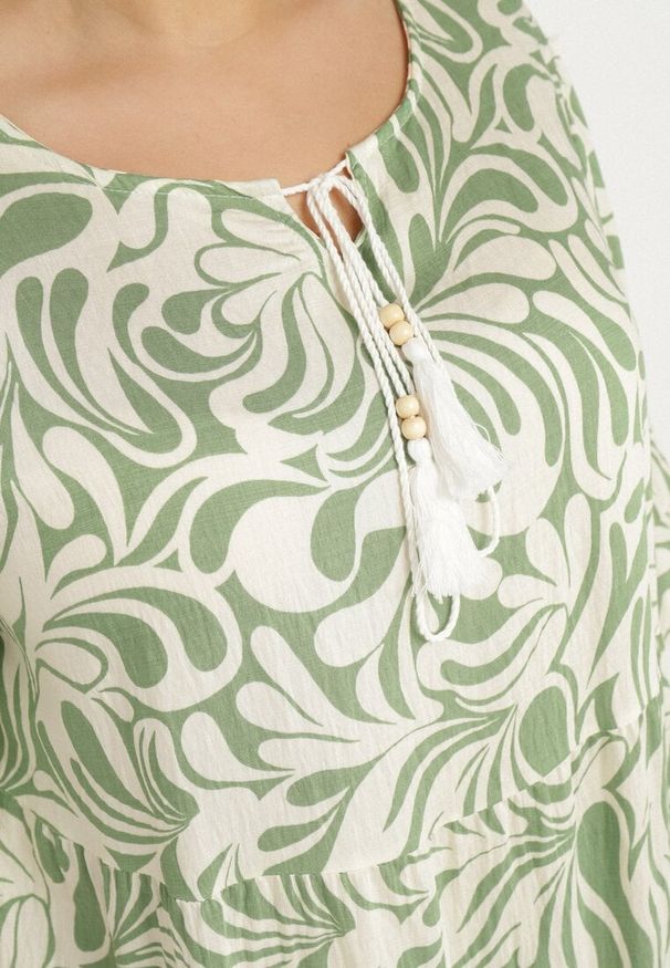 Born2be - Zielona Sukienka z Wiskozy o Prostym Kroju z Wiązaniem w Roślinny Wzór Edirania. Okazja: na co dzień. Typ kołnierza: dekolt w serek. Kolekcja: plus size. Kolor: zielony. Wzór: aplikacja. Typ sukienki: proste. Materiał: wiskoza. Długość rękawa: krótki rękaw. Styl: klasyczny, elegancki, casual