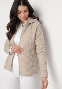 Born2be - Ciemnobeżowa Kurtka z Odpinanym Kapturem Pikowana Ariobia. Kolor: beżowy #4