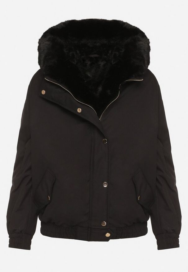 Born2be - Czarna Kurtka Bomberka z Futrzanym Obszyciem i Kapturem Rannasa. Okazja: na co dzień. Kolor: czarny. Materiał: futro. Styl: casual