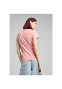 Puma - Damska koszulka z logo ESS No. 1 PUMA Pink Fruit. Kolor: różowy