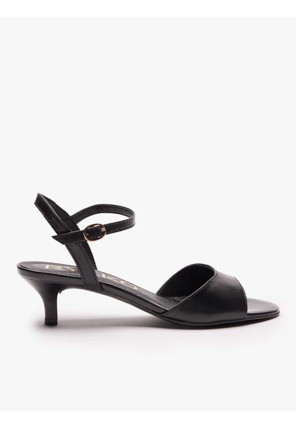 Ryłko - Czarne sandały na obcasie. Okazja: na co dzień. Nosek buta: okrągły. Zapięcie: sprzączka. Kolor: czarny. Materiał: skóra. Obcas: na obcasie. Styl: casual, street, elegancki. Wysokość obcasa: średni