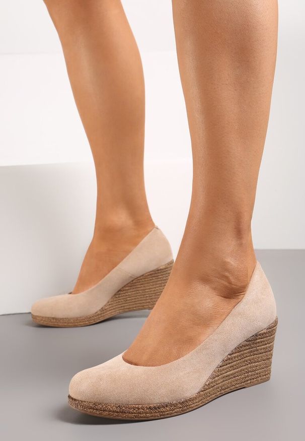 Born2be - Beżowe Czółenka Vices na Koturnie Ozdobionym Błyszczącą Plecionką ze Skórzaną Wkładką Gasia. Okazja: do pracy, na spotkanie biznesowe. Kolor: beżowy. Materiał: skóra. Wzór: aplikacja. Obcas: na koturnie. Styl: biznesowy