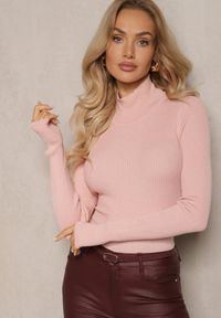 Renee - Jasnoróżowy Dopasowany Golf z Prążkowanej Dzianiny z Wiskozą z Wiązaniem i Wycięciem z Tyłu Voretta. Okazja: na co dzień. Typ kołnierza: golf. Kolor: różowy. Materiał: wiskoza, dzianina, prążkowany. Długość rękawa: długi rękaw. Długość: długie. Styl: casual