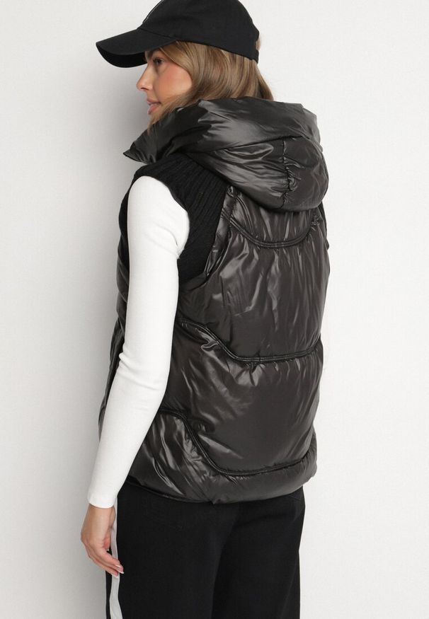 Born2be - Czarna Pikowana Kamizelka z Kapturem i Ściągaczami Timorae. Okazja: na spacer. Typ kołnierza: kaptur. Kolor: czarny. Materiał: jeans