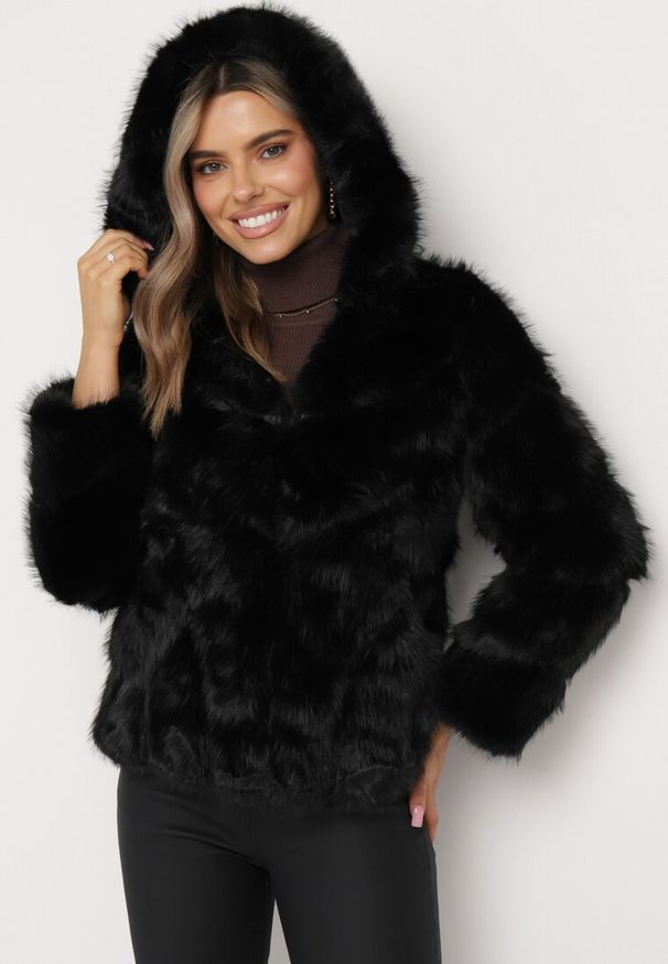 Born2be - Czarna Futrzana Kurtka z Kapturem Daviella. Typ kołnierza: kaptur. Kolor: czarny. Materiał: futro. Wzór: aplikacja