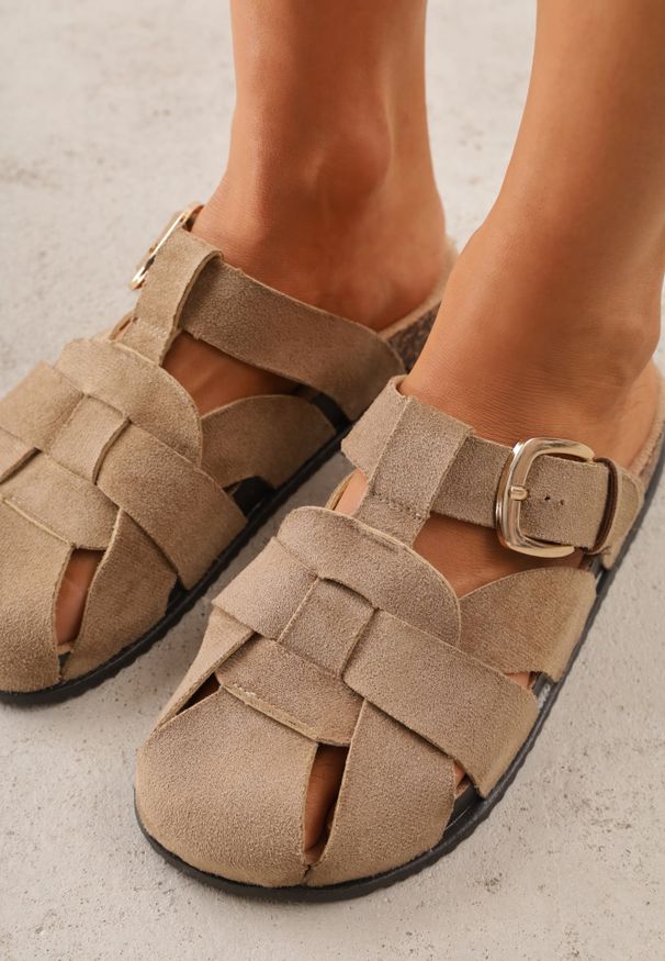 Renee - Ciemnobeżowe Klapki Mule na Podeszwie z Imitacji Korka Zdobione Wycięciami i Klamrą Deolure. Okazja: na co dzień, na randkę. Kolor: beżowy. Materiał: jeans, zamsz. Wzór: aplikacja. Sezon: lato. Styl: boho, wakacyjny, casual