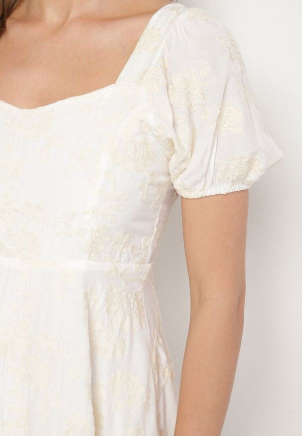 Born2be - Biała Wiskozowa Sukienka w Kwiaty Lunobella. Okazja: na co dzień. Kolor: biały. Materiał: wiskoza. Długość rękawa: długi rękaw. Wzór: kwiaty. Typ sukienki: sportowe. Styl: casual, elegancki, sportowy