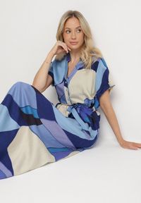 Born2be - Niebieska Sukienka Rozkloszowana z Wiskozy w Geometryczny Wzór z Paskiem Ranislla. Okazja: na co dzień. Typ kołnierza: dekolt w serek. Kolor: niebieski. Materiał: wiskoza. Długość rękawa: krótki rękaw. Wzór: geometria. Styl: elegancki, casual