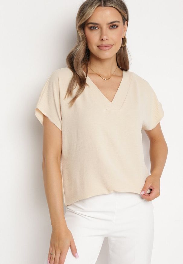 Born2be - Beżowa Bluzka z Krótkim Rękawem i Dekoltem w Serek Rellema. Okazja: na co dzień. Typ kołnierza: dekolt w serek. Kolekcja: plus size. Kolor: beżowy. Materiał: jeans. Długość rękawa: krótki rękaw. Długość: krótkie. Styl: casual, elegancki