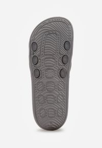 Born2be - Szare Klapki Basenowe na Grubej Podeszwie z Tłoczonymi Paskami i Napisem Menimisia. Okazja: na co dzień. Kolor: szary. Wzór: napisy. Sezon: lato. Styl: wakacyjny, casual, klasyczny, sportowy #5