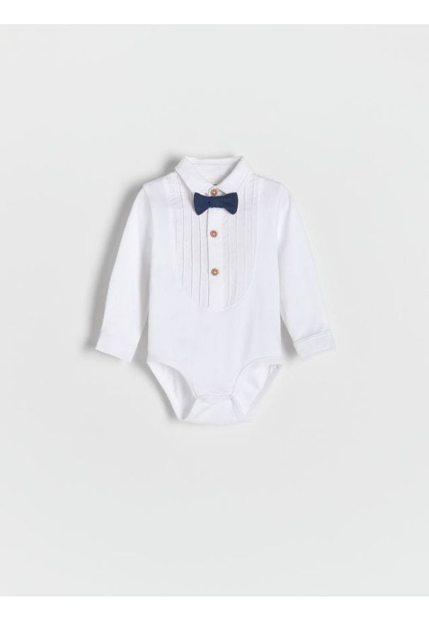 Reserved - Eleganckie body z muchą - biały. Kolor: biały. Materiał: dzianina, bawełna