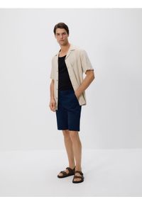 Reserved - Szorty chino regular - granatowy. Kolor: niebieski. Materiał: bawełna, tkanina