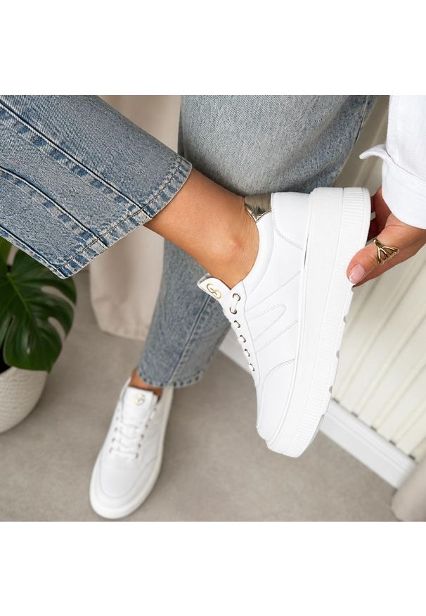 Białe skórzane sneakersy damskie na platformie Vinceza 39976. Okazja: na co dzień. Nosek buta: okrągły. Kolor: biały. Materiał: skóra. Szerokość cholewki: normalna. Sezon: lato, wiosna. Obcas: na platformie