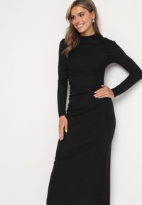 Born2be - Czarna Dopasowana Sukienka Koktajlowa z Modnym Drapowaniem i Rozcięciem Faeridae. Kolor: czarny. Styl: wizytowy #4