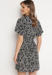 Born2be - Czarno-Biała Sukienka Rozkloszowana ze Sznurkiem w Talii w Drobny Print Ikattia. Okazja: na co dzień, na imprezę. Typ kołnierza: dekolt w kształcie V. Kolor: czarny. Materiał: tkanina, materiał. Długość rękawa: krótki rękaw. Wzór: nadruk. Sezon: lato. Styl: casual, elegancki, klasyczny #4