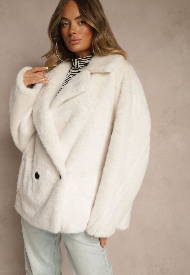 Renee - Biała Dwurzędowa Kurtka Futerko o Fasonie Oversize Manella. Okazja: na co dzień. Kolor: biały. Materiał: futro. Długość rękawa: długi rękaw. Długość: długie. Wzór: aplikacja. Styl: casual