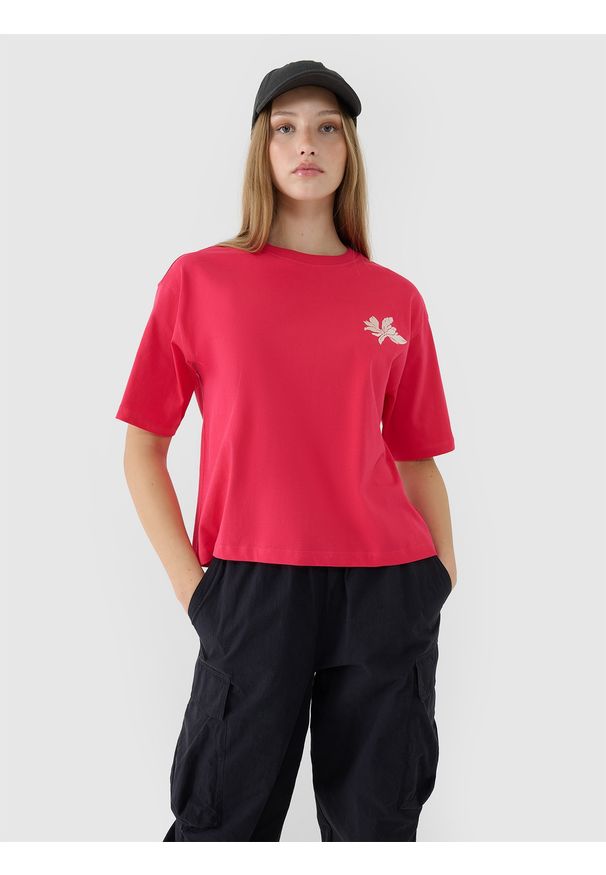 4f - 4F T-shirt oversize z nadrukiem damski - różowy XS. Okazja: na co dzień. Kolor: różowy. Materiał: jersey, dzianina, bawełna. Długość rękawa: krótki rękaw. Długość: krótkie. Wzór: nadruk. Sezon: lato. Styl: casual, klasyczny, sportowy