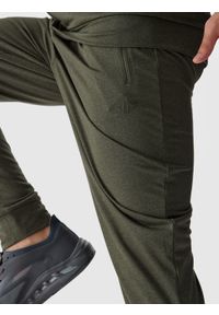 4f - Spodnie treningowe z materiałów z recyklingu męskie. Kolor: oliwkowy, brązowy, wielokolorowy. Materiał: materiał. Długość: długie
