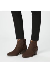 Botki damskie S.Barski, cholewka materiałowa ażurowa niski obcas lekka forma, brązowe, HY61-8009. Kolor: brązowy. Materiał: materiał. Szerokość cholewki: normalna. Wzór: ażurowy. Obcas: na obcasie. Wysokość obcasa: niski #1