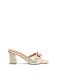 Kazar - Eleganckie złote klapki na wygodnym obcasie. Kolor: złoty. Materiał: skóra. Wzór: gładki, aplikacja. Obcas: na obcasie. Styl: elegancki. Wysokość obcasa: średni #1