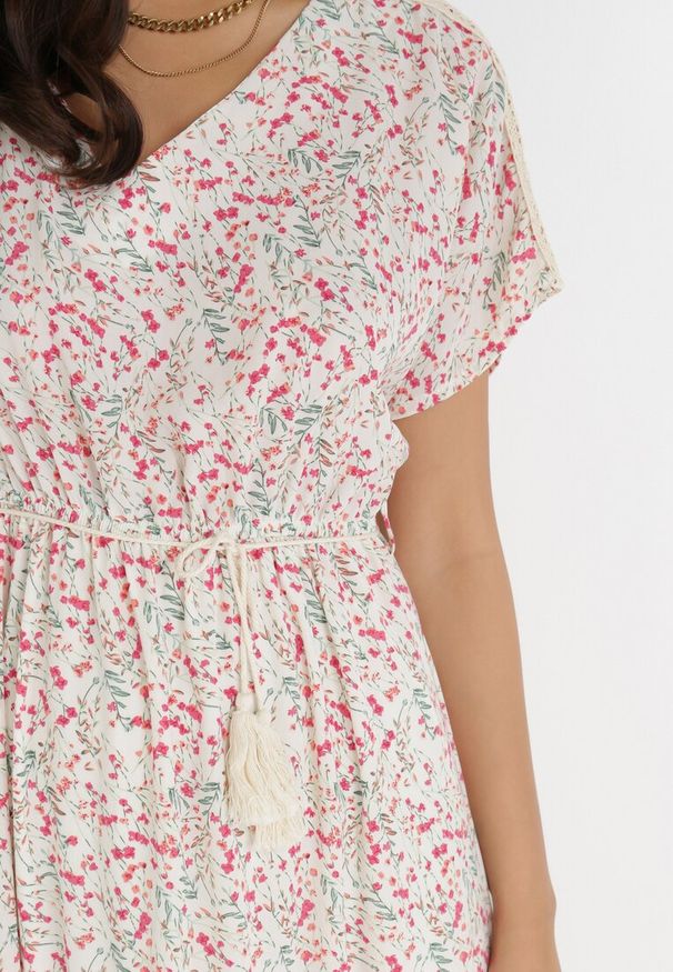 Born2be - Biała Sukienka Emegen. Typ kołnierza: dekolt w kształcie V. Kolor: biały. Materiał: koronka. Wzór: kwiaty, ażurowy, aplikacja, koronka. Styl: klasyczny. Długość: maxi